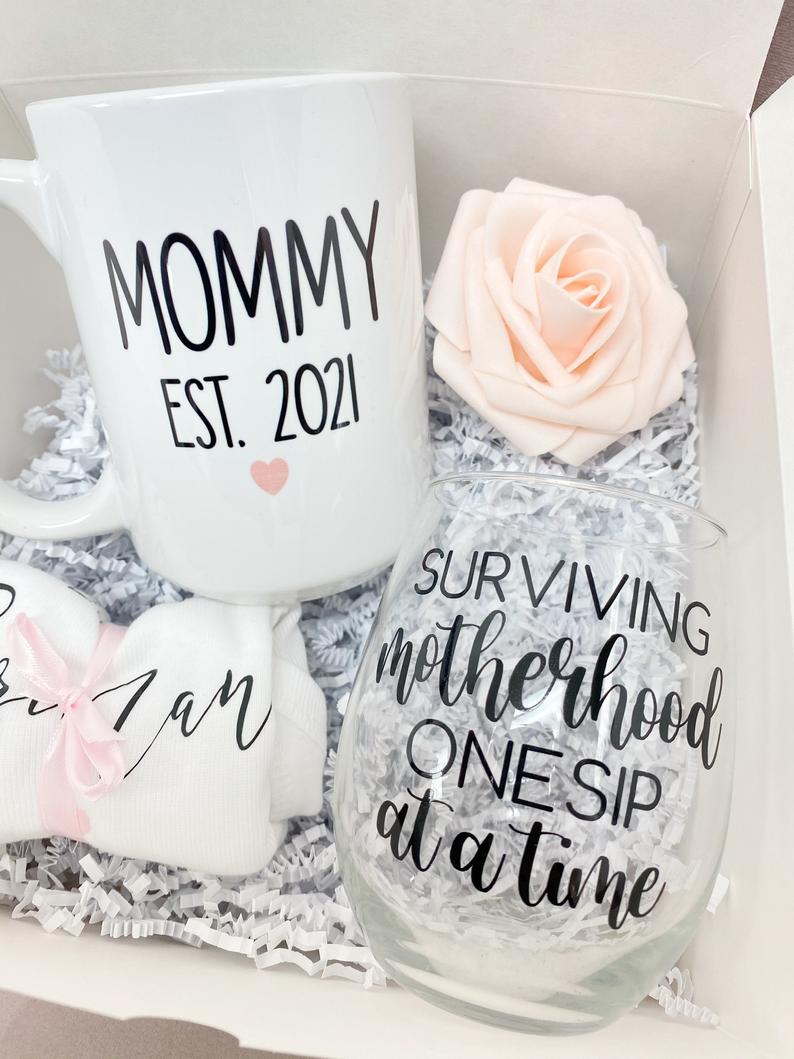 Mommy gift box set- new mom baby bodysuit gift box for parents to be- baby shower gift idea- baby announcement pregnancy idea for mama mug