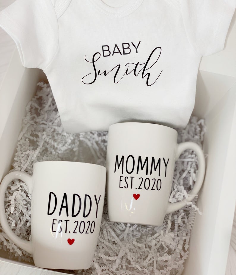 Mommy daddy parents gift box set- mom dad mug set- gift box for parents to be- baby shower gift idea- baby announcement pregnancy baby body