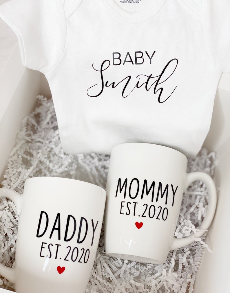 Mommy daddy parents gift box set- mom dad mug set- gift box for parents to be- baby shower gift idea- baby announcement pregnancy baby body