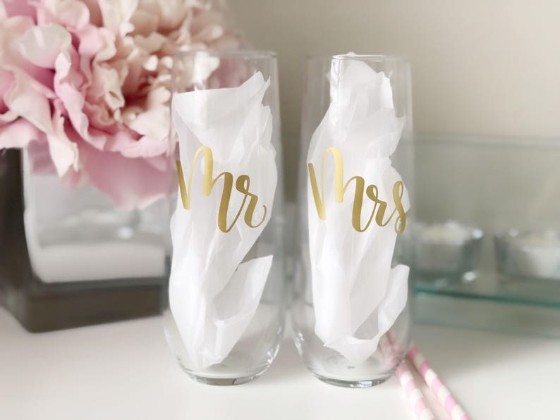 Mr and mrs champagne flutes- mr and mrs champagne glasses- mr and mrs wedding flutes- mr and mrs toasting flutes- gold mr and mrs flutes