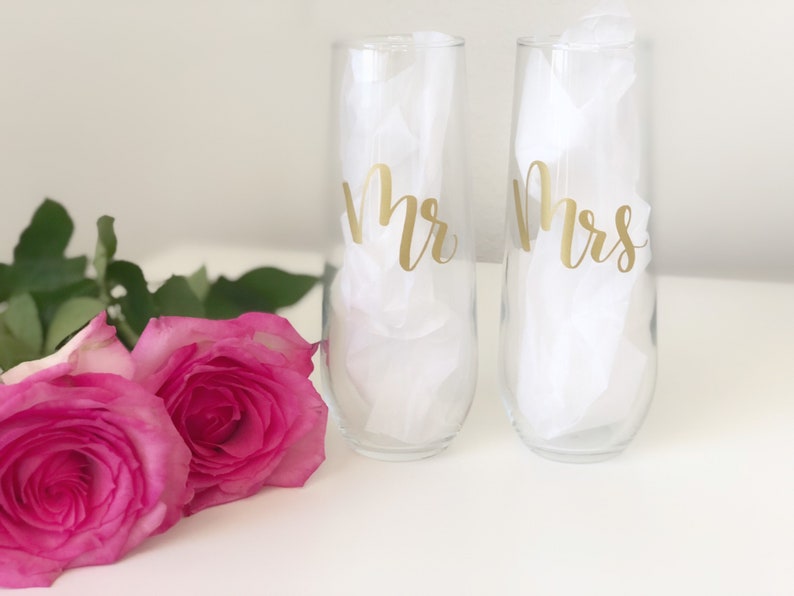 Mr and mrs champagne flutes- mr and mrs champagne glasses- mr and mrs wedding flutes- mr and mrs toasting flutes- gold mr and mrs flutes